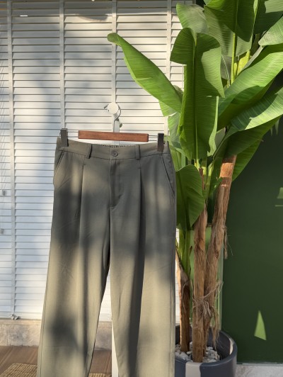 Tek Pile Rahat Kalıp Kemerli, Lastikli Arka Cepli Pantolon